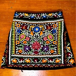 Embroidered mini skirt - S